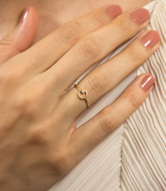 Anel geométrico círculo vazado ouro 18k com um Diamante 1
