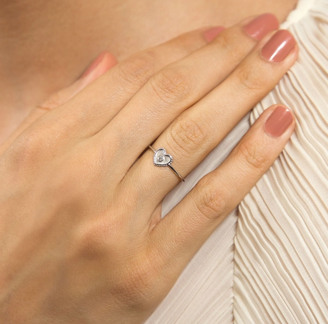 Anel coração contorno bolinhas ouro branco 18k com um Diamante 1