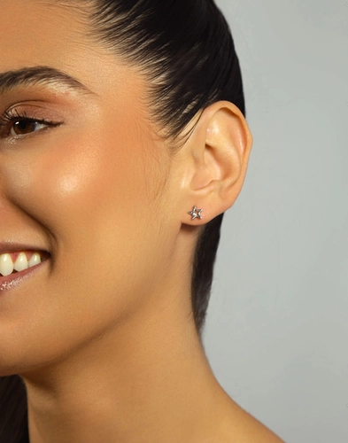 Brinco Stud estrela vazada ouro branco 18k com Diamante suspenso
