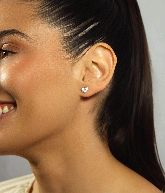 Brinco Stud coração côncavo ouro branco 18k com um Diamante 1