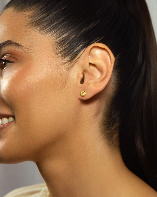 Brinco Stud redondo côncavo ouro 18k com um Diamante 1
