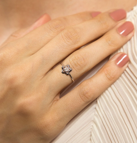 Anel estrela vazada ouro branco 18k com um Diamante suspenso