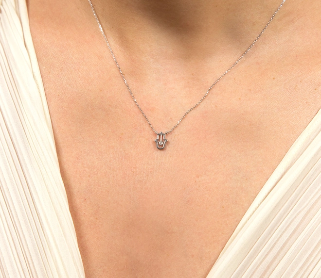 Gargantilha pingente Mão de Fátima ouro branco 18k com Diamante 1