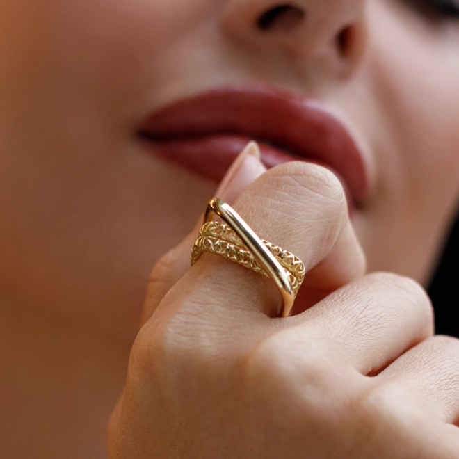 Anel Quadraè aros quadrados filigrana ouro 18k com aro sobreposto polido 3