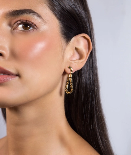Brinco Colosseo articulado oval em ouro 18k módulos simétricos polidos