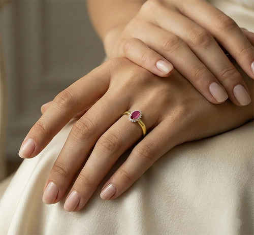 Anel Laurel oval de Rubi ouro 18k com 57pts de Diamantes