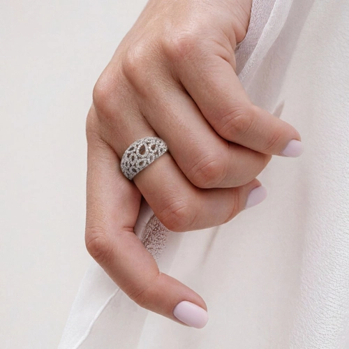 Anel Lacrima abaulado em ouro branco 18k lágrimas vazadas com 74pts de Diamantes