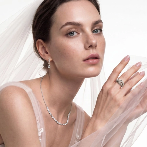 Gargantilha Lacrima em ouro branco 18k lágrimas com 12pts de Diamantes e gotas de Topázio Branco