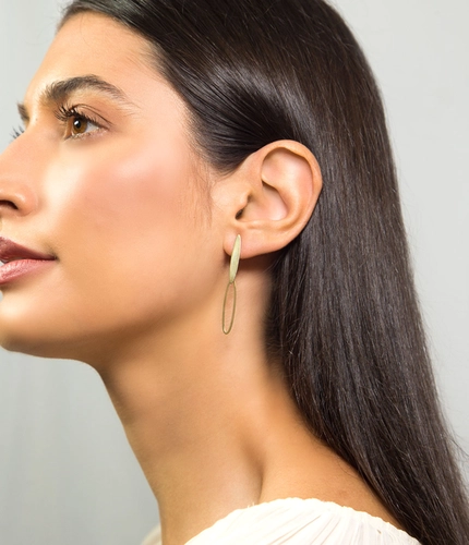 Brinco Slim Orgânico pingente em ouro 18k oval alongado polido